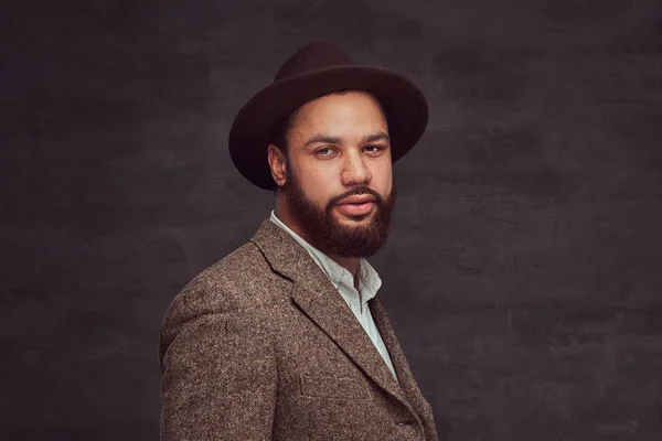 Estúdio retrato de homem afro-americano bonito em uma elegante jaqueta marrom e chapéu . — Fotografia de Stock