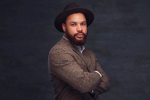 エレガントな茶色のジャケットと帽子でハンサムなアフリカ系アメリカ人男性のスタジオ ポートレート. — ストック写真