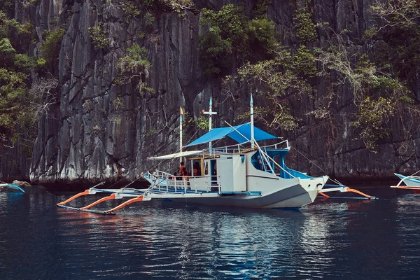 Turist båt i en vacker rocky bay av filippinska öarna. — Stockfoto