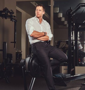 Resmi kıyafetler geldi zor gün işten sonra eğitim için spor salonuna yakışıklı emin işadamı.