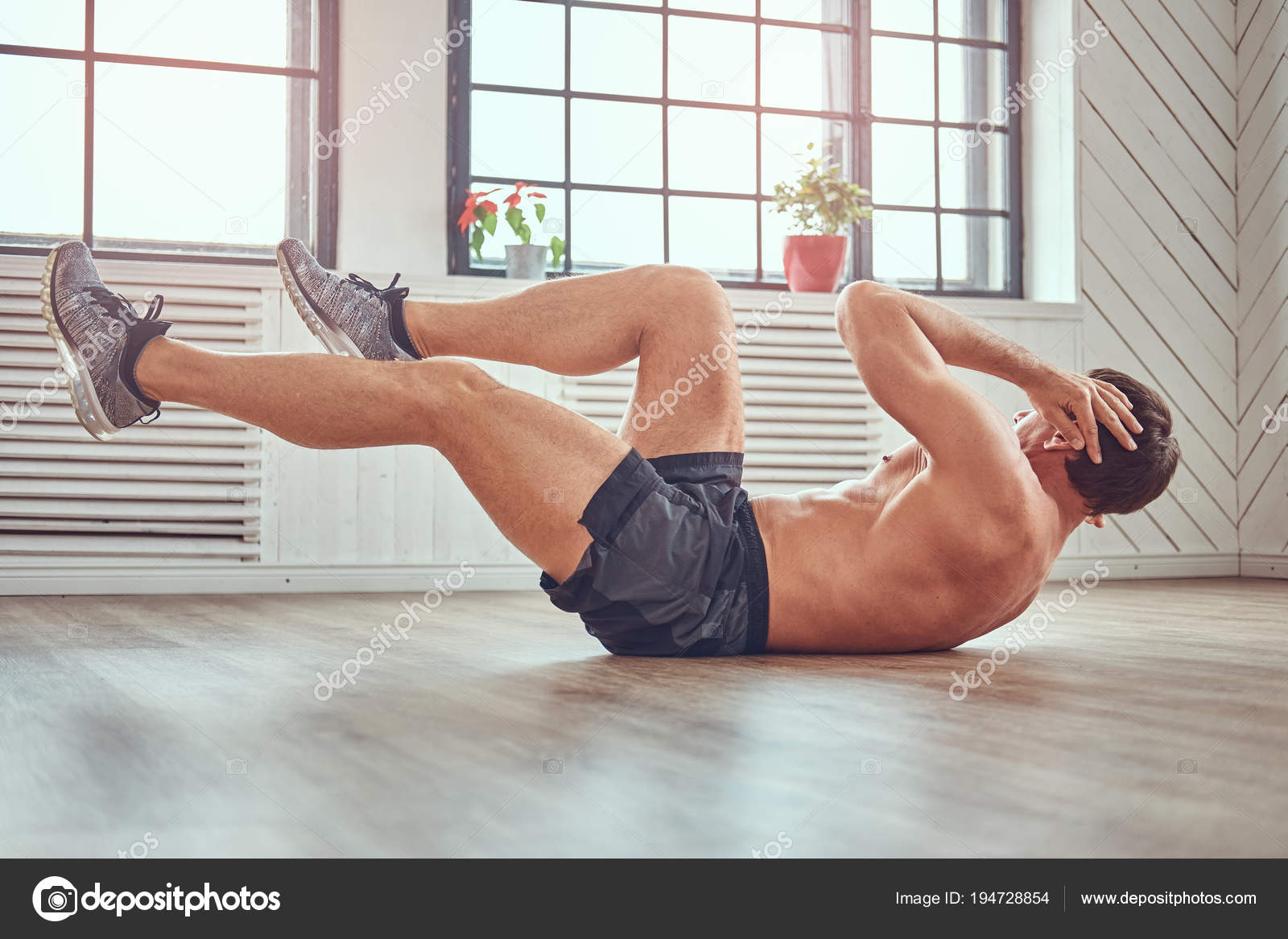 Hombre Musculoso Guapo Sin Camisa Haciendo Ejercicios Abdominales Suelo