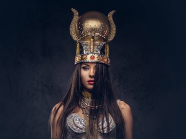 Bir eski firavun kostüm kibirli Mısır Kraliçesi portresi. Karanlık bir arka plan üzerinde izole.