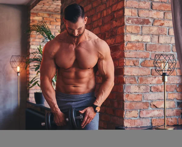 Vysoký Elegantní Košili Kulturista Oblečený Sportovní Kraťasy Dělat Cvičení Biceps — Stock fotografie