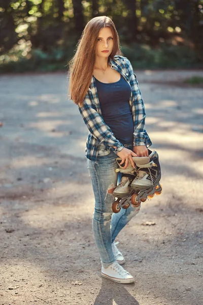 Retrato Uma Menina Bonita Com Cabelos Longos Vestindo Camisa Jeans — Fotografia de Stock