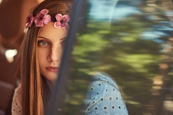 Retrato Cerca Una Hermosa Mujer Con Vestido Blanco Una Corona —  Fotos de Stock