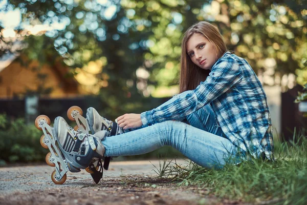 Una Hermosa Mujer Una Camisa Lana Jeans Descansando Después Patinar — Foto de Stock