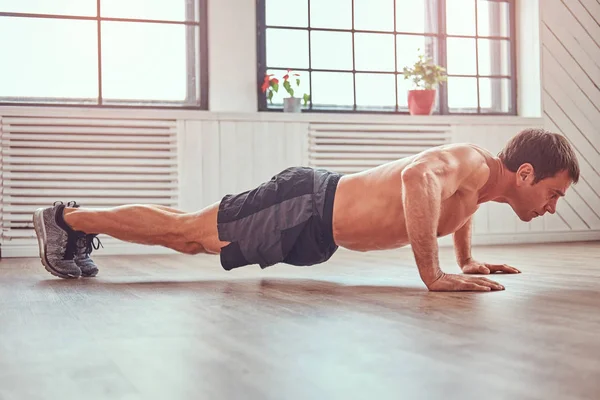 Hombre Musculoso Guapo Sin Camisa Haciendo Flexiones Suelo Casa —  Fotos de Stock