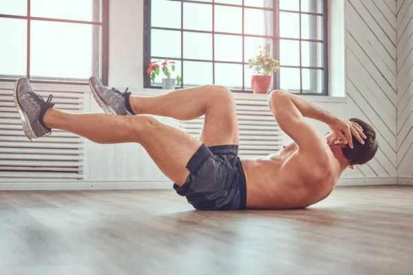 Schöner Hemdsloser Muskulöser Mann Der Hause Auf Dem Boden Bauchübungen — Stockfoto