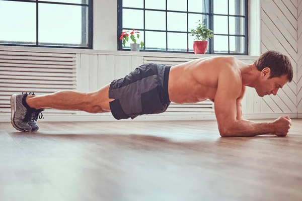 Gut Aussehender Muskulöser Mann Der Brettübungen Den Händen Macht Den — Stockfoto