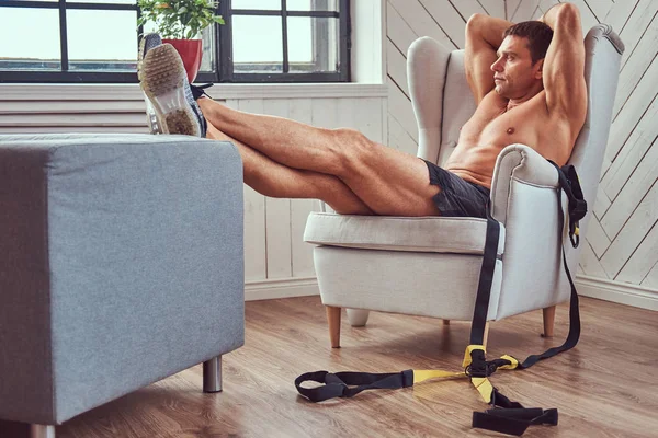 Bel Homme Musclé Torse Couché Sur Chaise Reposant Après Entraînement — Photo