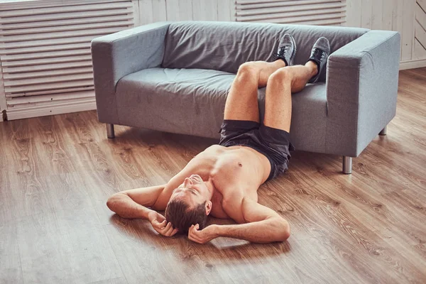 Przystojny Shirtless Muskularny Mężczyzna Robi Ćwiczenia Brzucha Piętrze Domu Opierając — Zdjęcie stockowe
