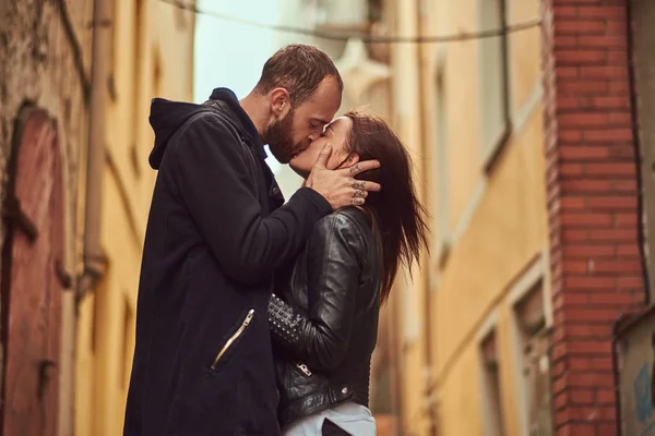 Aantrekkelijke Paar Bebaarde Man Brunette Meisje Kussen Buiten Oude Europese — Stockfoto