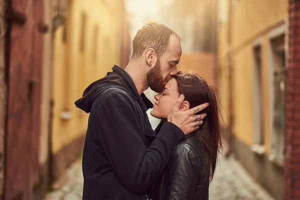 有吸引力的夫妇 胡子男人和黑发女孩亲吻在老欧洲街道外面在背景上 — 图库照片