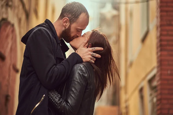 Attractive Couple Bearded Man Brunette Girl Kissing Old European Street — Stock Photo, Image