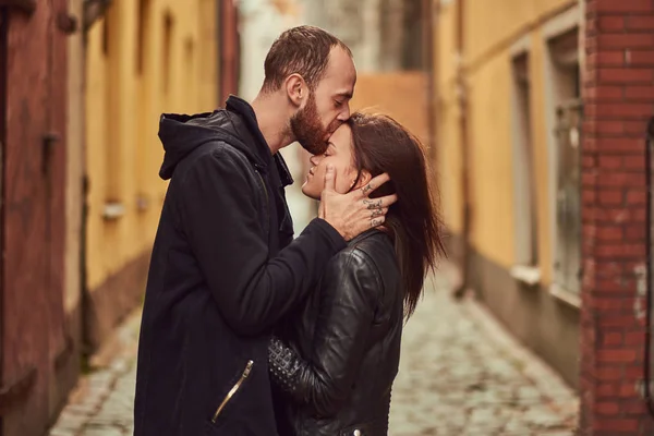 Casal Atraente Homem Barbudo Menina Morena Beijando Fora Velha Rua — Fotografia de Stock