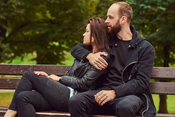 Vonzó Modern Pár Cuddling Egy Padon Parkban Szerelem Természet Élvezete — Stock Fotó
