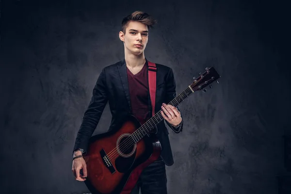 Guapo Joven Músico Con Pelo Elegante Ropa Elegante Posando Con — Foto de Stock