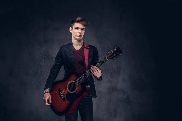 Jovem Músico Bonito Com Cabelo Elegante Roupas Elegantes Posando Com — Fotografia de Stock