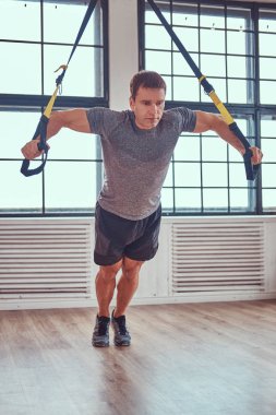 Trx. işlevsel egzersiz ile evde Trx ile egzersiz yaparak kas fitness erkek döngüler.
