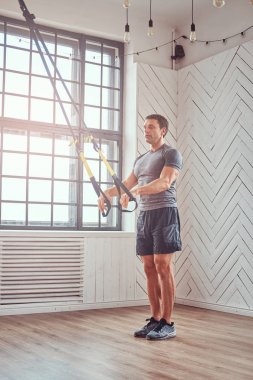 Trx. işlevsel egzersiz ile evde Trx ile egzersiz yaparak kas fitness erkek döngüler.