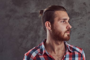 Genç yakışıklı Kızıl saçlı model adam gri bir arka plan üzerinde flanel gömlekli.