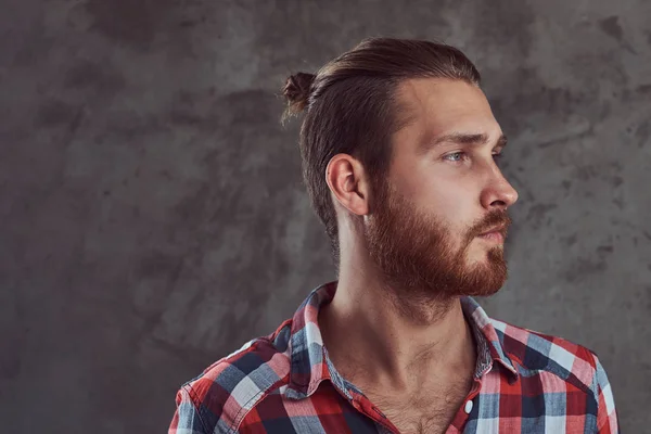 Joven guapo pelirrojo modelo hombre en una camisa de franela sobre un fondo gris . —  Fotos de Stock