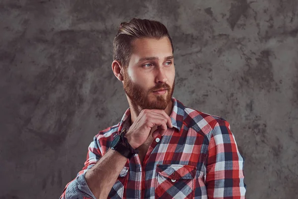 Joven guapo pelirrojo modelo hombre en una camisa de franela sobre un fondo gris . — Foto de Stock