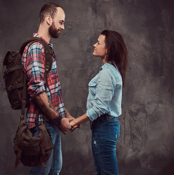 Feliz pareja de turistas mirándose cogidos de la mano . — Foto de Stock