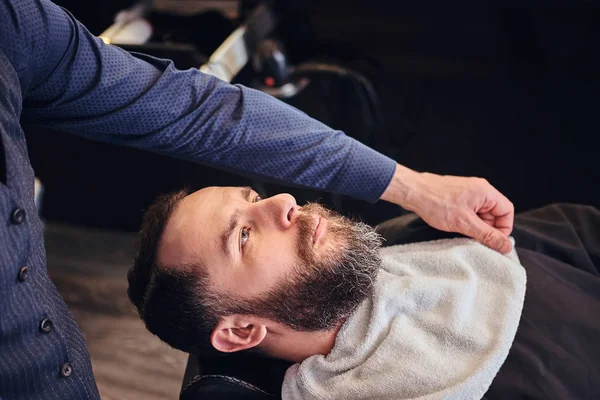 Peluquería Master prepara la cara para afeitarse en la peluquería . —  Fotos de Stock