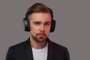 Yakın çekim portre bir şık kulaklıklar müzik saç modeli ile adam sakallı.