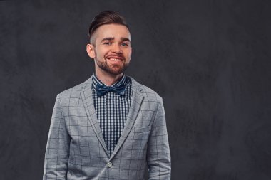 Şık gülümseyen bir stüdyoda poz adamla bir zarif retro gri takım elbise ve kravat, saç modeli sakallı.