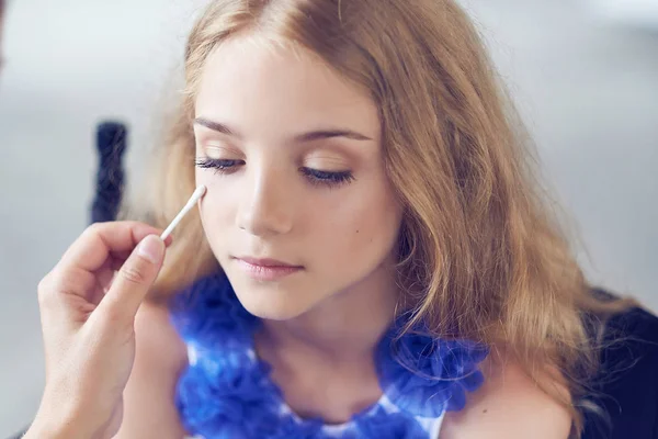 Estilista haciendo el maquillaje para una hermosa modelo de niña . —  Fotos de Stock