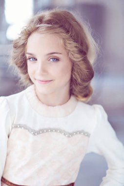 Çekici gülümseme bir stüdyoda poz ile mutlu küçük kız modeli.