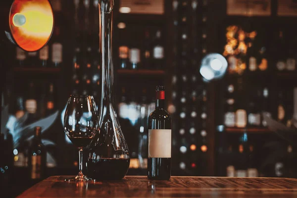 Винні келихи, наповнені червоним вином, готові до дегустації — стокове фото