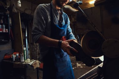 Ayakkabıcının elleri, mashine aracıyla çalışıyor.