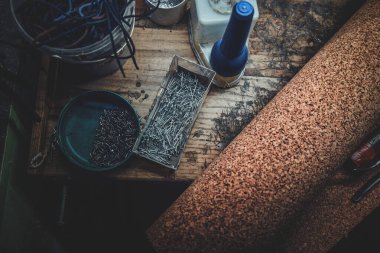 Alet ve kumaşlı ayakkabı tamircisinin çalışma tezgahı