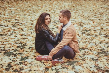 Çiftin sonbahar parkında romantik bir randevusu var.