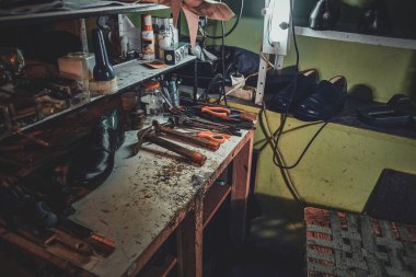 Üzerinde gerekli aletler olan ayakkabı tamircisinin işyeri