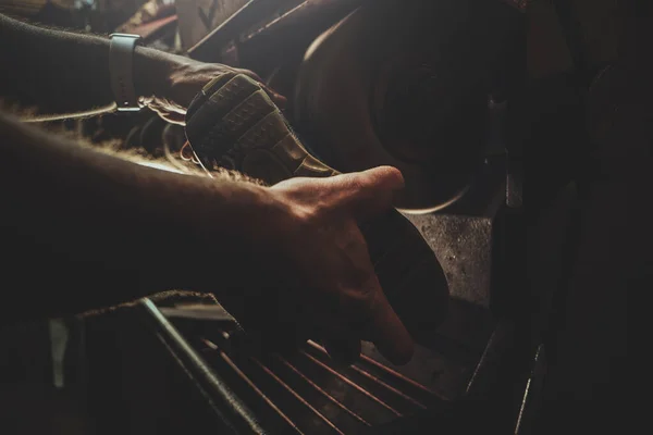 Manos de zapatero, trabajando con mashine tool —  Fotos de Stock