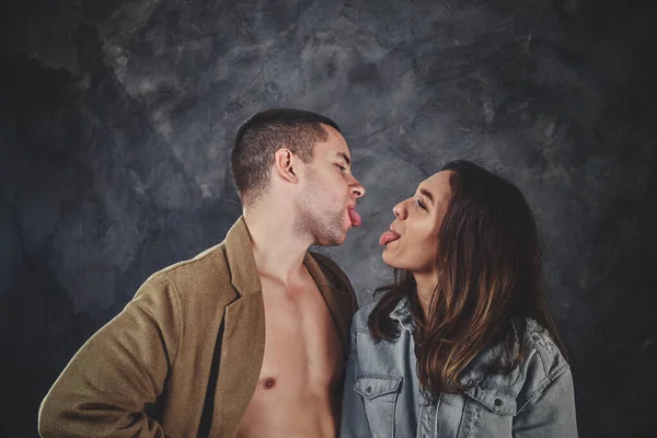 Portrait of funny couple at photo studio — Stock Photo, Image