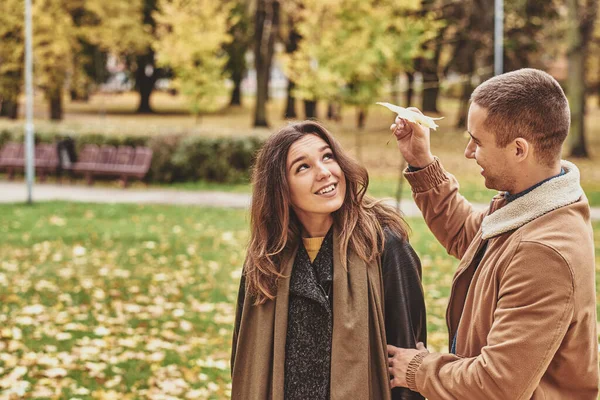 Romantic couple have fun with autumn leaf — Stock Photo, Image