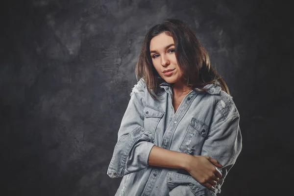 Porträtt av attraktiv kvinna i jeansskjorta — Stockfoto