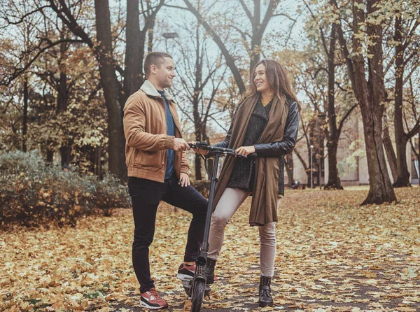 Scooter a caballo en el parque de otoño — Foto de Stock