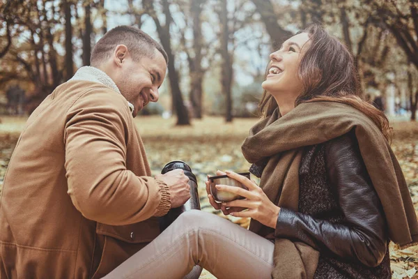 Pareja está bebiendo té en el parque de otoño — Foto de Stock