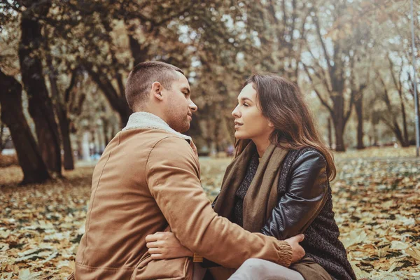 Casal tem data romântica no parque de outono — Fotografia de Stock