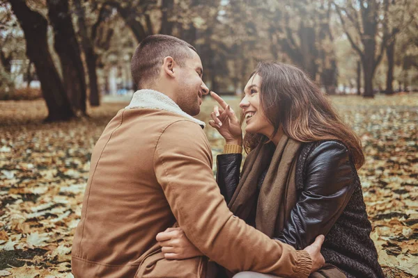Ζευγάρι έχει ρομαντική ημερομηνία στο πάρκο φθινόπωρο — Φωτογραφία Αρχείου