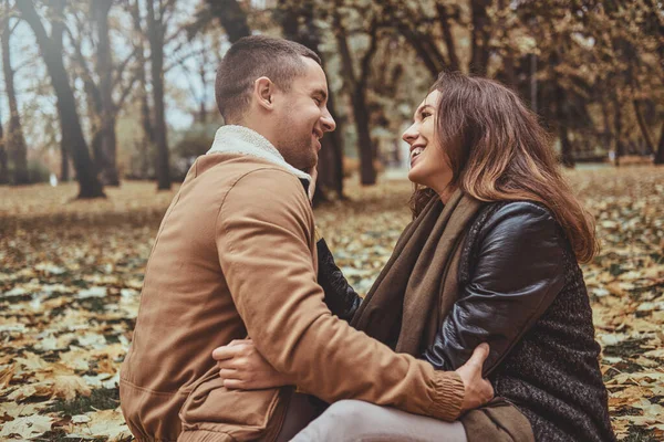 Couple a rendez-vous romantique au parc d'automne — Photo