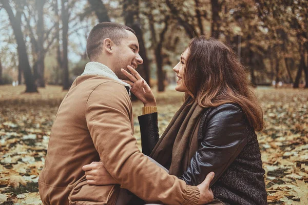 情侣们在秋天的公园有一个浪漫的约会 — 图库照片