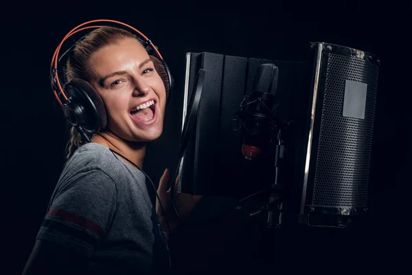 Retrato de menina cantando no estúdio de áudio — Fotografia de Stock