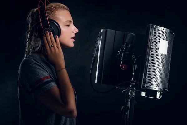 Portret van het zingende meisje in de audio studio — Stockfoto